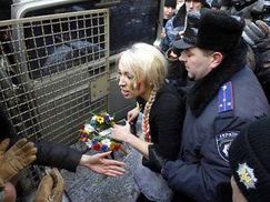 Активисток FEMEN топлес и с плакатами забрали с крыши ЦУМа