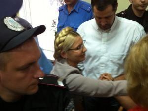 Тимошенко без наручників пішла з суду і помахала на прощання