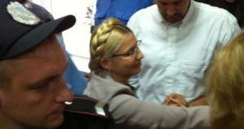 Тимошенко без наручников ушла из суда и помахала на прощание