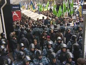 Приговор Тимошенко объявляли в тесной осаде "Беркута"