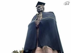 У Львові студенти одягли пам’ятник Франкові в академічну мантію У Львові студенти одягли пам’ятник Франкові в академічну мантію