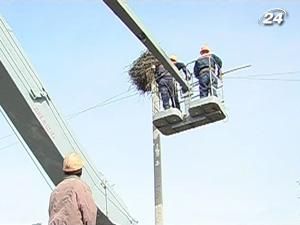 Енергетики піднімають гнізда лелек на платформи Енергетики піднімають гнізда лелек на платформи