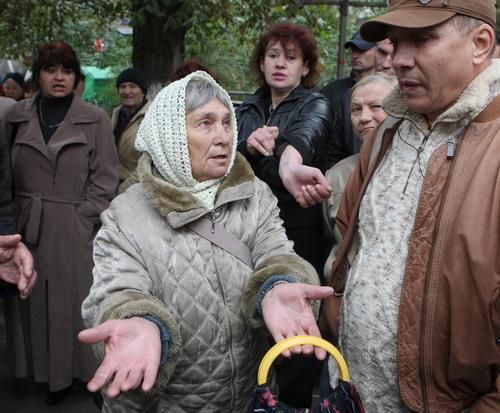 БЮТ: Партію регіонів пікетують люди, яким не заплатили за вчорашній мітинг. Фото