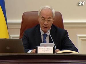 Азаров снова призывает затянуть пояса ради экономии Азаров снова призывает затянуть пояса ради экономии