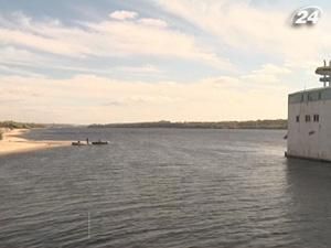 Чтобы восстановить баланс в Днепре, мальков привозят из питомников Чтобы восстановить баланс в Днепре, мальков привозят из питомников