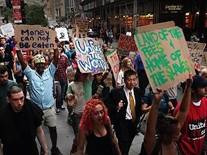 Участники "Оккупируй Уолл-стрит" сами убрали парк, чтобы не покидать место проведения акции Участники "Оккупируй Уолл-стрит" сами убрали парк, чтобы не покидать место проведения акции