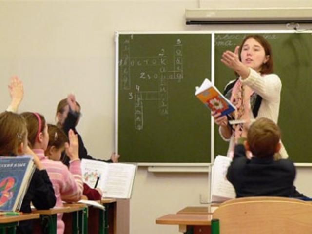 Азаров: Вчителям підвищать зарплату в 2012 році