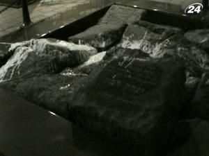 У Тель-Авіві залили білою фарбою меморіал Рабина У Тель-Авіві залили білою фарбою меморіал Рабина