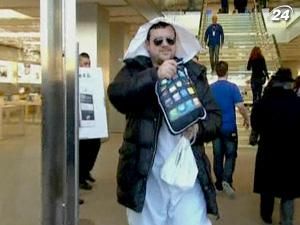 Сотни поклонников Джобса пришли за последней моделью iPhone Сотни поклонников Джобса пришли за последней моделью iPhone