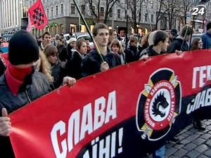 Учасники маршу УПА спалили прапор Партії регіонів Учасники маршу УПА спалили прапор Партії регіонів