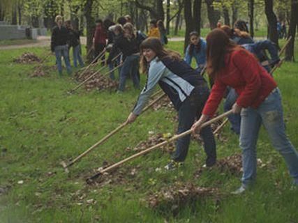 В Харькове полтысячи студентов чистят городские парки