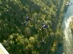 В США более 400 человек спрыгнули с моста с парашютами В США более 400 человек спрыгнули с моста с парашютами