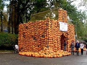 У Збаражі до 800-річчя міста звели найбільший в Україні замок з гарбузів У Збаражі до 800-річчя міста звели найбільший в Україні замок з гарбузів