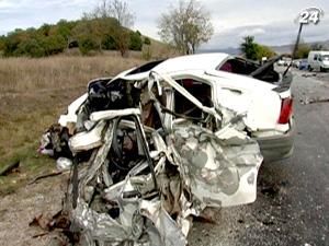 В Криму 3 пасажирів весільного кортежу загинули у ДТП В Криму 3 пасажирів весільного кортежу загинули у ДТП