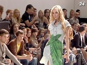 Періс Хілтон та Сніжана Онопко пройшлися українським подіумом Періс Хілтон та Сніжана Онопко пройшлися українським подіумом