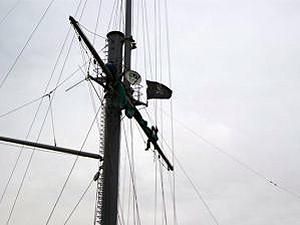 На крейсер "Аврора" повісили Веселого Роджера На крейсер "Аврора" повісили Веселого Роджера