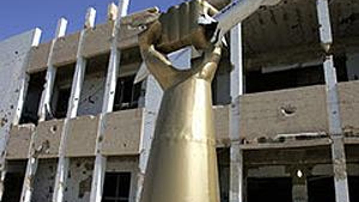 В столице Ливии сносят "символ тирании"