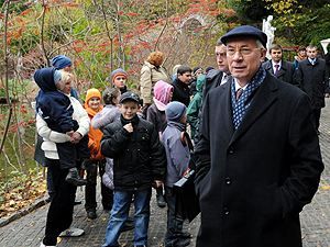 Азаров: Я не їду в регіони, щоб спілкуватись про Тимошенко Азаров: Я не їду в регіони, щоб спілкуватись про Тимошенко