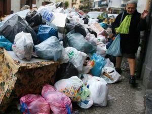 В Афінах залучили армію для прибирання сміття