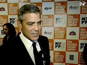 Клуні презентує новий фільм "Нащадки" та познайомив публіку з новою дівчиною
