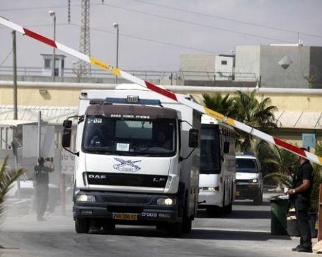 Израильские радикалы пытались остановить палестинских заключенных Израильские радикалы пытались остановить палестинских заключенных