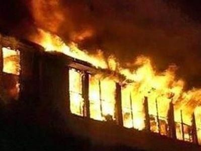 Пожежники півгодини чекали дозволу охорони, щоб увійти в палаючий офіс Пожежники півгодини чекали дозволу охорони, щоб увійти в палаючий офіс