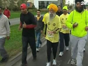 100-летний индиец Фауджа Сингх стал самым старшим в мире марафонцем