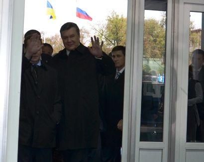 Янукович и Медведев беседуют с глазу на глаз
