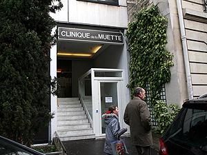 Николя Саркози прибыл в клинику, где вскоре должна родить Карла Бруни Николя Саркози прибыл в клинику, где вскоре должна родить Карла Бруни