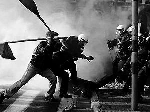 Поліція продовжує боротись з демонстрантами в Афінах Поліція продовжує боротись з демонстрантами в Афінах