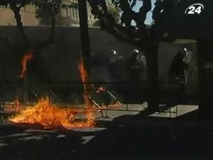 Греция: под парламентом подрались демонстранты с полицией Греция: под парламентом подрались демонстранты с полицией