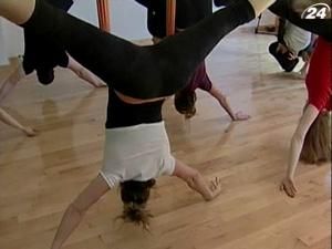 В США набирает популярность новый вид йоги - антигравитационный В США набирает популярность новый вид йоги - антигравитационный