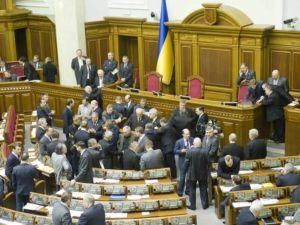 "БЮТовцы" блокируют президиум и трибуну парламента