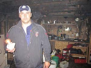 Канадский пожарный погасил собственный дом Канадский пожарный погасил собственный дом