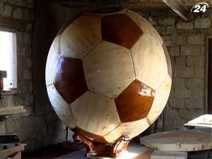 Буковинец создал двухметровый деревянный мяч Буковинец создал двухметровый деревянный мяч