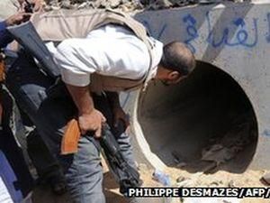 Тіло Каддафі перевезли в секретне сховище Тіло Каддафі перевезли в секретне сховище