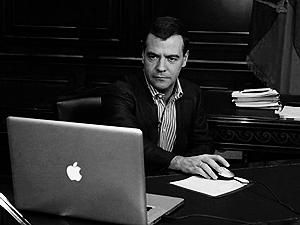 Медведев плотно прописался в Facebook и думает о ВКонтакте Медведев плотно прописался в Facebook и думает о ВКонтакте