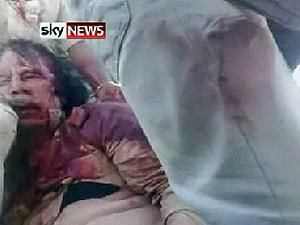 В інтернеті з’явилось відео, на якому повстанці тягнуть по Сирту тіло Муамара Каддафі В інтернеті з’явилось відео, на якому повстанці тягнуть по Сирту тіло Муамара Каддафі