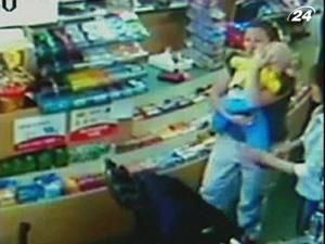 Ребенок в коляске выжил после удара автомобиля, который въехал в магазин Ребенок в коляске выжил после удара автомобиля, который въехал в магазин