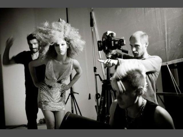 Мілла Йовович на зйомках календаря Campari 2012