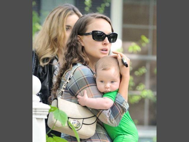 Натали Портман "поймали" с сыном в Нью-Йорке Натали Портман "поймали" с сыном в Нью-Йорке