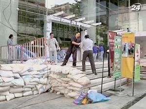 Жителі Бангкоку зводять дамби на випадок повені Жителі Бангкоку зводять дамби на випадок повені
