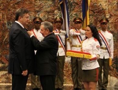 Януковичу вручили высшую награду Кубы