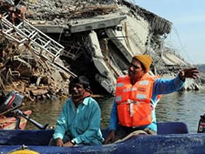 31 человек стал жертвой падения моста в Индии