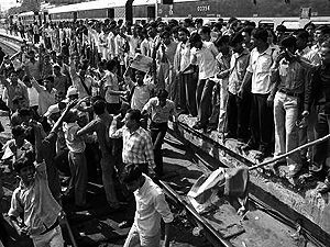 В Индии поезд наехал на группу людей В Индии поезд наехал на группу людей