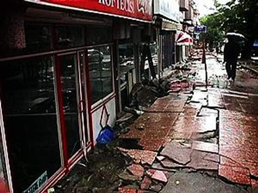 Землетрясение в Турции: Под завалами могли оказаться очень много людей