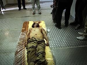 У тілі Каддафі медики знайшли дві кулі