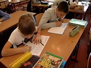 Несучи важкий портфель, школярі підкошують своє здоров’я Несучи важкий портфель, школярі підкошують своє здоров’я