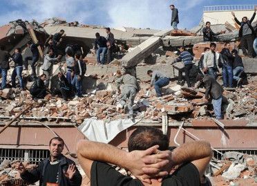 Янукович поручил предоставить помощь пострадавшей от землетрясения Турции