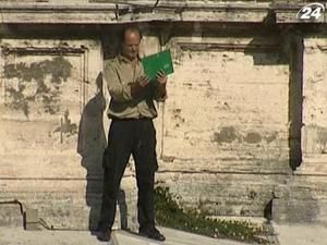 Ватикан: чоловік спалив Біблію на колонаді Собору Святого Петра Ватикан: чоловік спалив Біблію на колонаді Собору Святого Петра